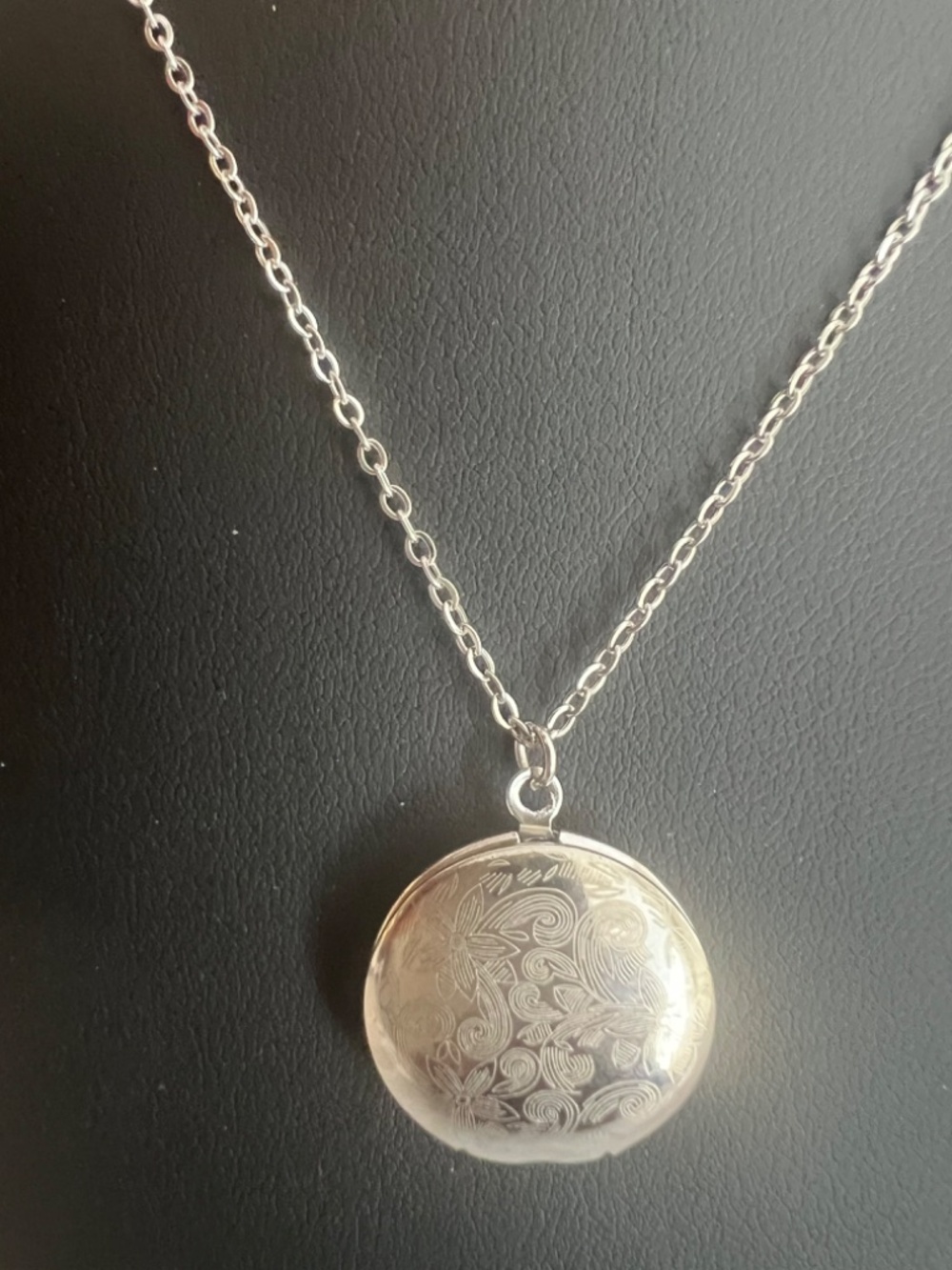 Sterling Silver Round Pendant Necklace - Silver NWT - Picture 6 of 7